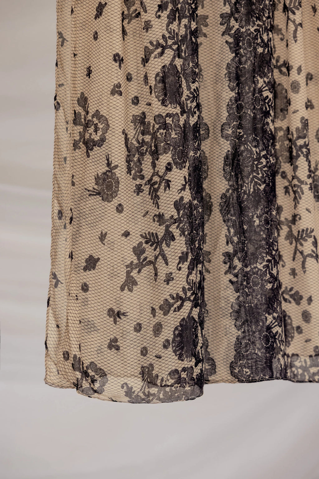 Vela Chantilly Lace