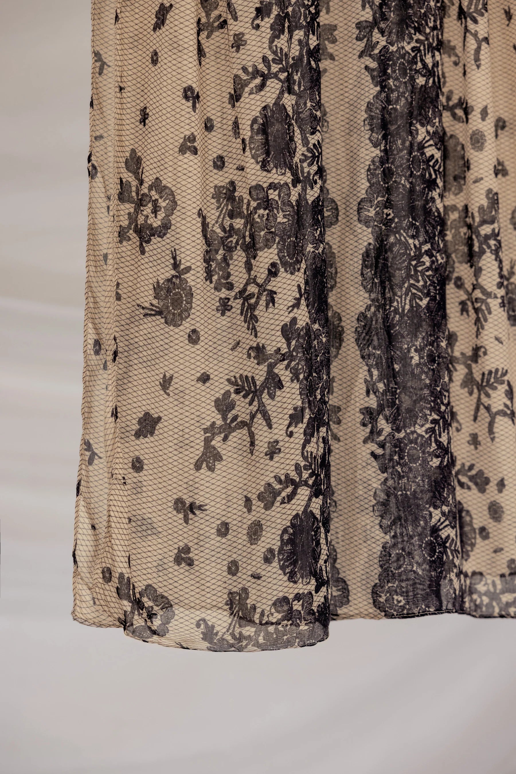 Vela Chantilly Lace